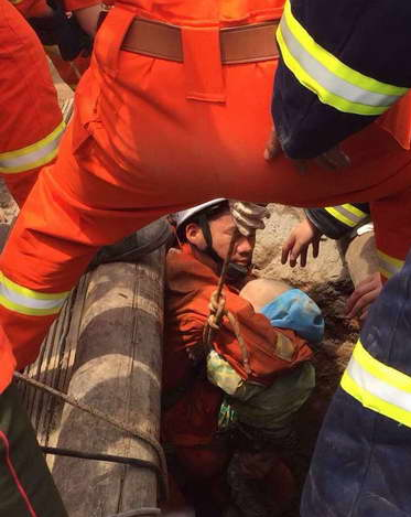2歲男童墜井，巨力吊裝帶現身救援