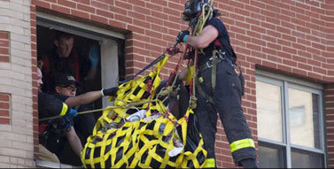 纽约700多斤女孩生病 消防员吊装带援救