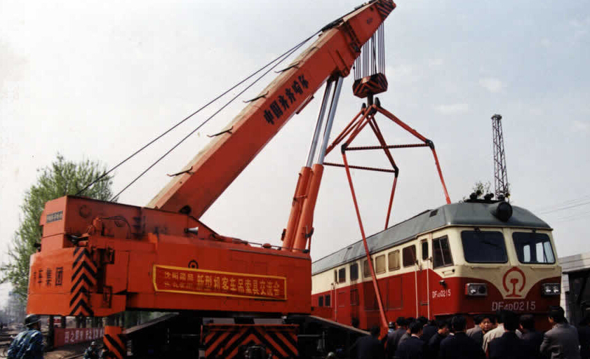 沈陽鐵路東方4型138噸機車整體吊裝